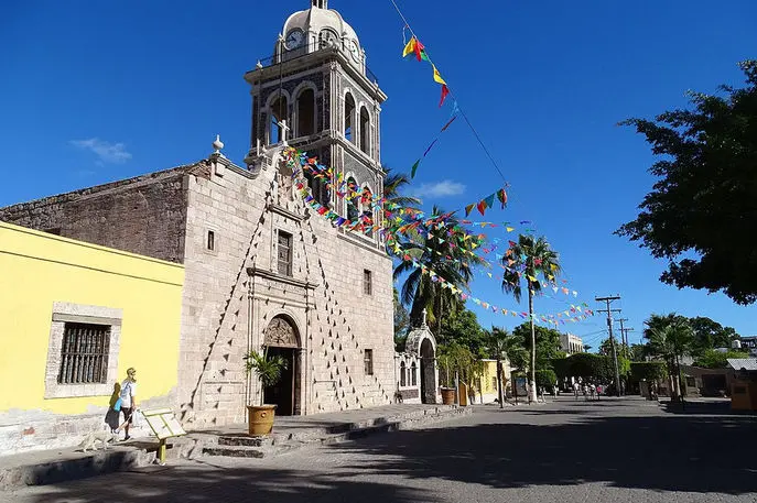1200px-Facade_of_Mision_de_Loreto_-_Lore.jpg